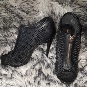 Black stiletto shoes